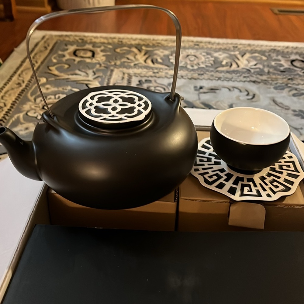 🍵 Teavana Fine Porcelain China. Teapot, tea cups, saucers. New in box.